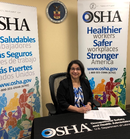OSHA Area Director Elizabeth Linda Routh signs the renewal of the agency’s alliance renewal with the Panhandle of Texas chapter of the Associated General Contractors.
