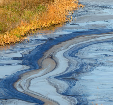 Oil Spills : iStock-104684406